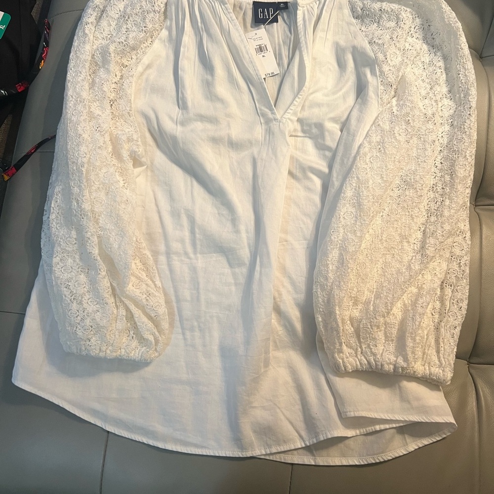 Beautiful Gap summer top, NWT in size XL.